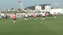 Joia do Corinthians acerta o ângulo e faz golaço em treino