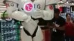 Grande robô que dança que nem gente - Big robot dancing - Funny videos, engraçados, vídeos divertidos