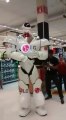 Grande robô que dança que nem gente - Big robot dancing - Funny videos, engraçados, vídeos divertidos