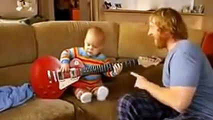 Ребенок играет на гитаре! Прикол!
