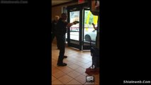 POLICIA DE USA LOGRAN NEUTRALIZAR A UN VAGABUNDO QUE ENTRO A UN MCDONALDS CON ARMAS NO LETALES SEPTIEMBRE 2015