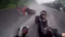 Un motard chute à cause de la pluie. Son premier réflexe ? Protéger sa copine !