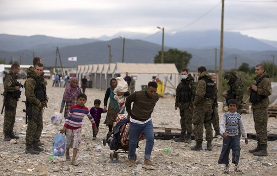 Migrant crisis: Dozens head for Croatia as Hungary border sealed