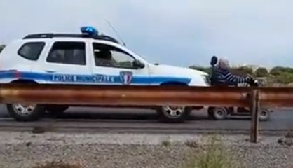 La police municipale pousse le fauteuil d'un handicapé en panne de batterie