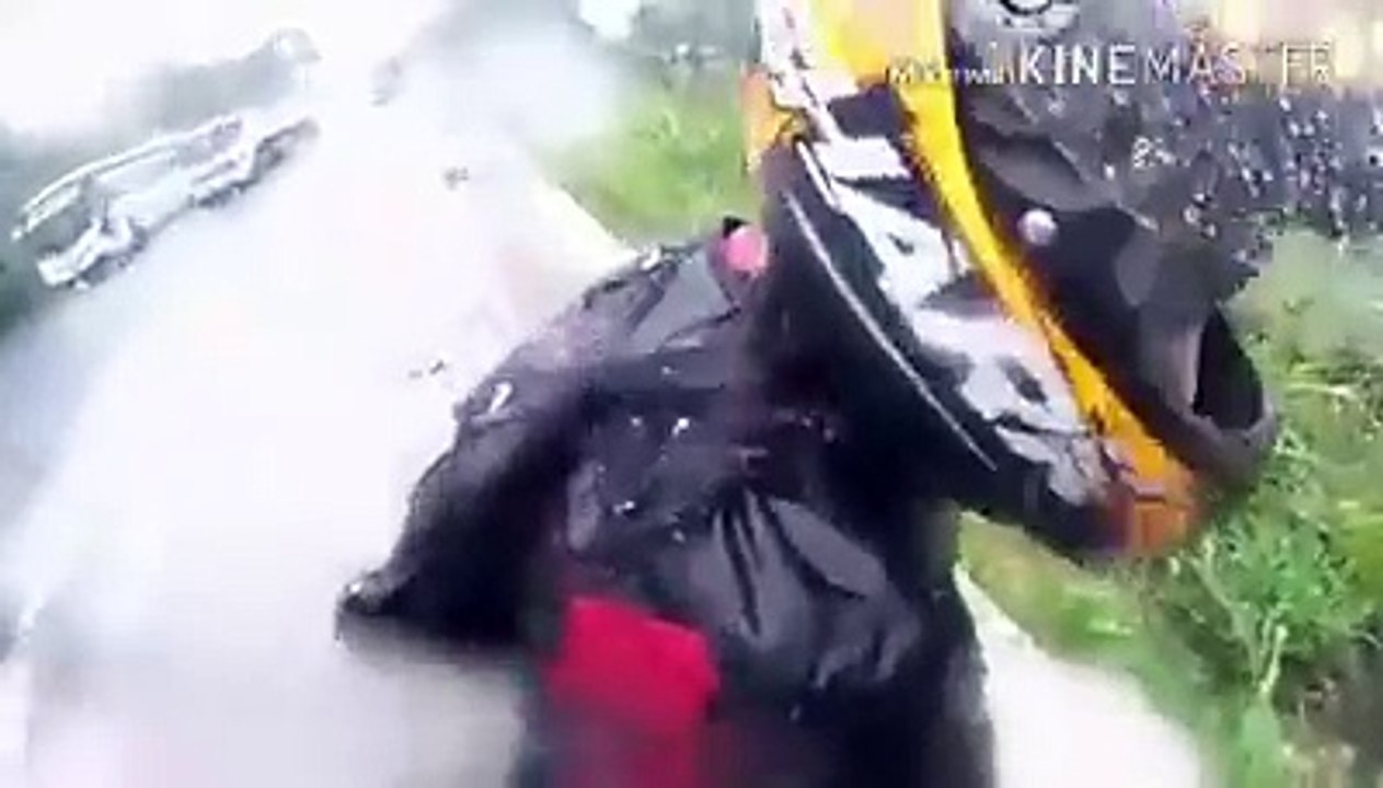 L'aquaplaning en moto ca ne pardonne pas, la preuve !