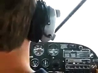 Le pilote de cet avion fait semblant de tomber dans les vapes