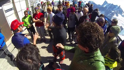 12 hommes-oiseaux survolent ensemble la vallée de Chamonix