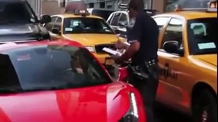 Il se croit tout permis avec sa Ferrari, regardez ce que ce flic va faire !