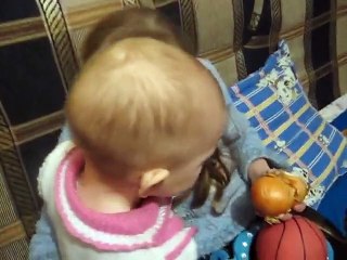 Малышка кушает лук! Прикол!