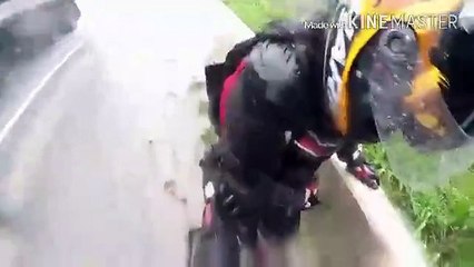 Il protège sa copine après une chute de moto !
