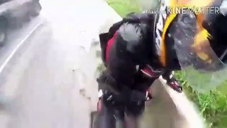Ce motard va proteger sa copine pendant leur accident de moto sur l'autoroute