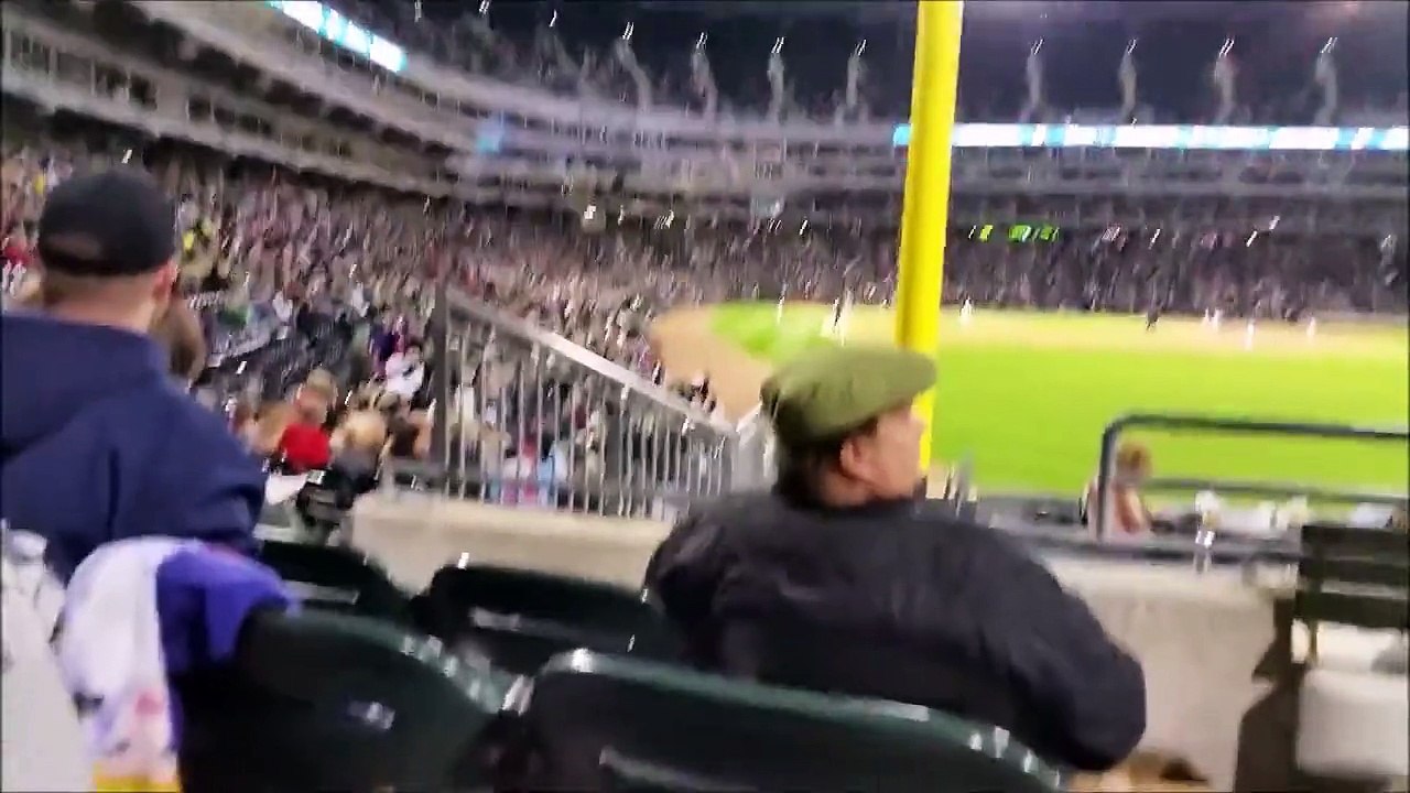 Lui il ne veut vraiment pas faire la Ola dans le stade!
