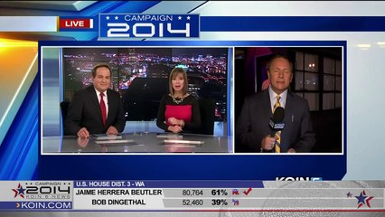 Un reporter se fait lécher l'oreille en plein direct par une jeune fille blonde - Videobomb agréable