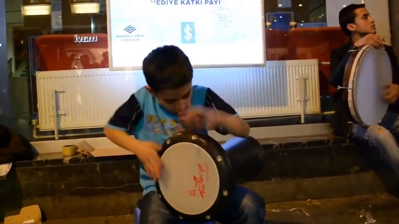Un jeune joueur de DARBOUKA plein de talent!