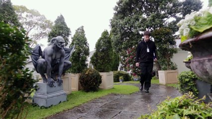 Une porte qui vous crie dessus quand fous frappez... Blague terrifiante!
