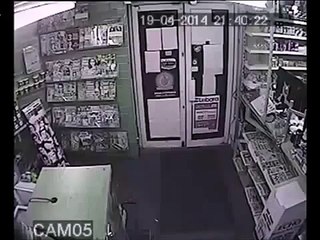 CCTV-Shopkeeper Fights & Makes Robbery Fail