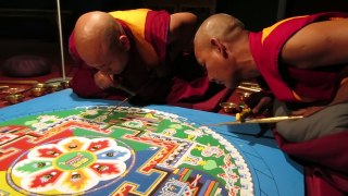 Création d'un mandala moines monastère indien (Khangtsène de Ngari) - Tibet Museum Gruyères Suisse