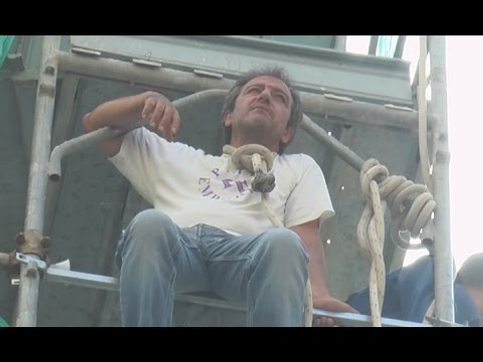 Napoli - Ex dipendenti Cub minacciano il suicidio col cappio al collo (15.09.15)