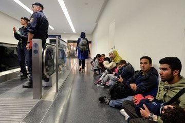 Merkel still wants EU summit on refugee crisis