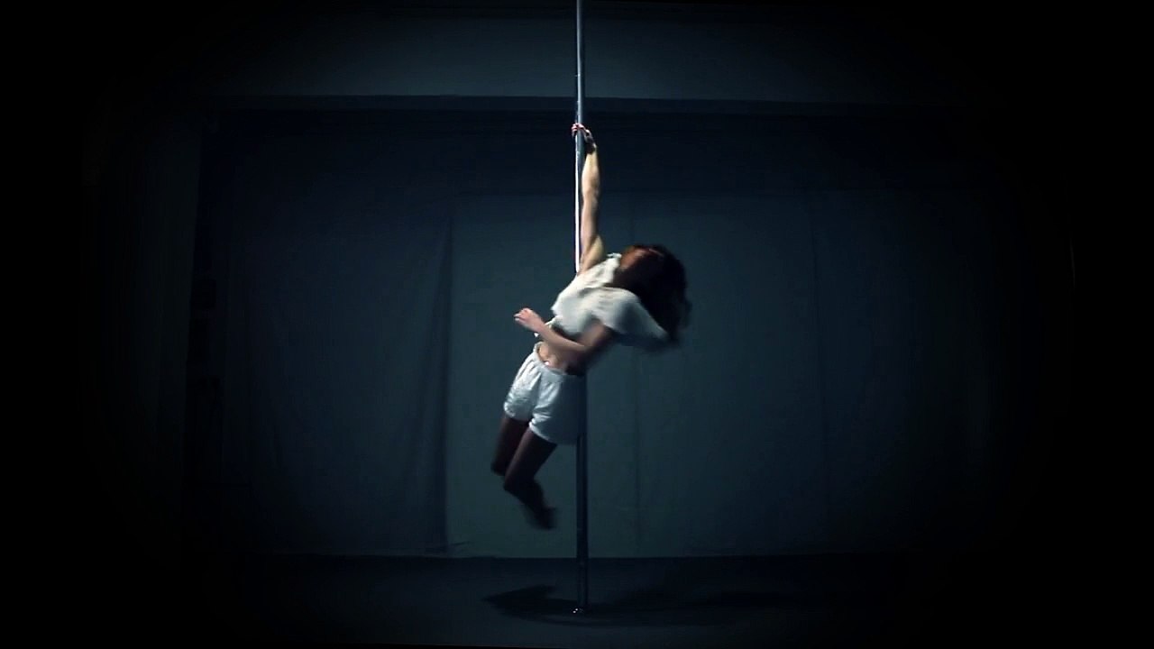 Beautiful Must See Pole Dancing Performance