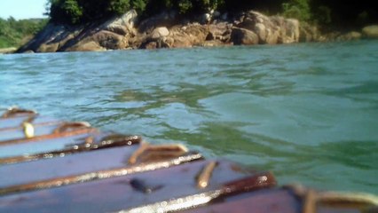 Pegada de carbono, reduzindo, barco navegando com garradas PET de 2 litros, todo reciclado, Ubatuba, SP, Brasil, (63)