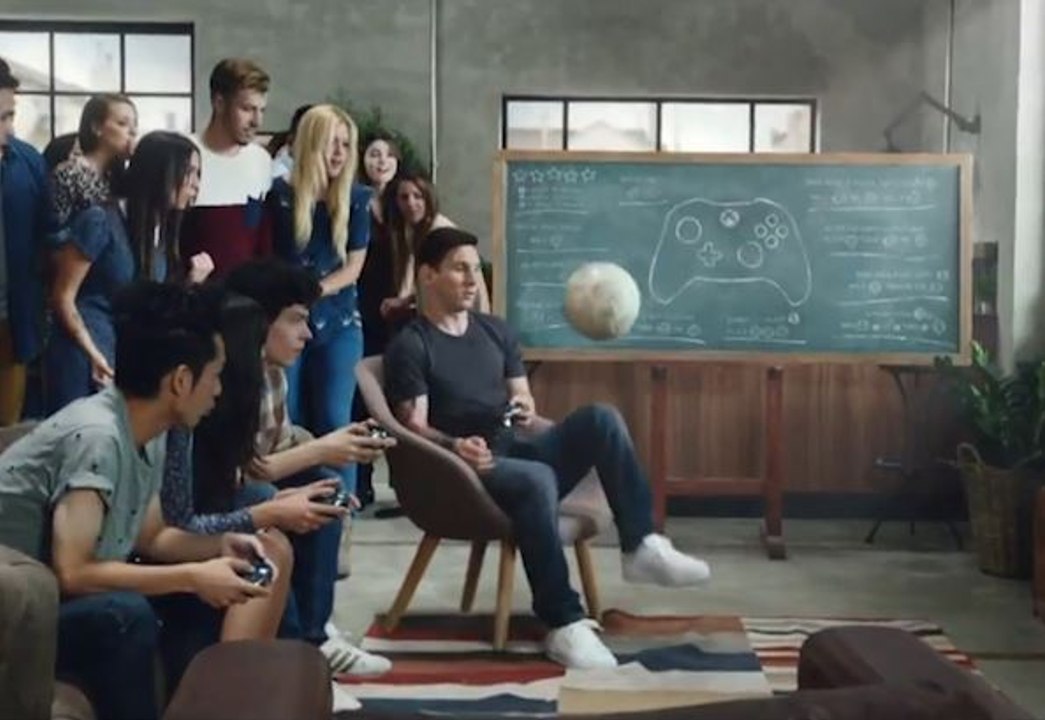 La nouvelle publicité déjantée pour FIFA 16 !