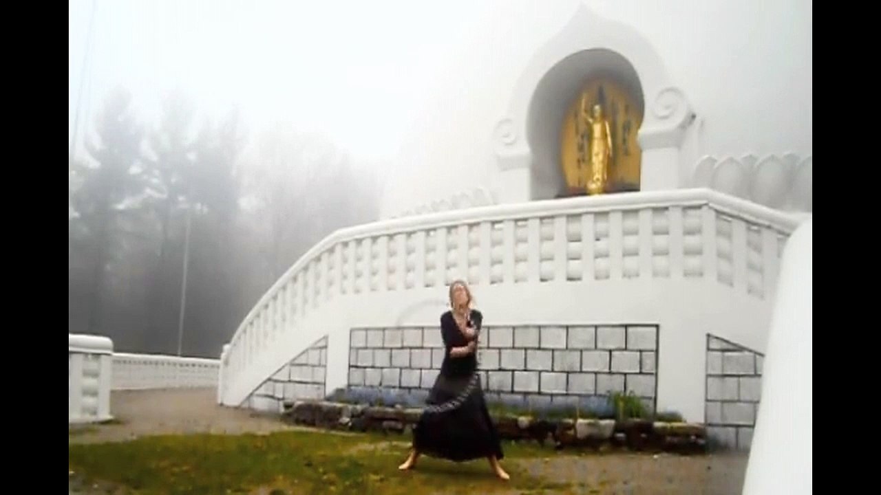 Hula Hoop Dance - Gorgeous flow and movement