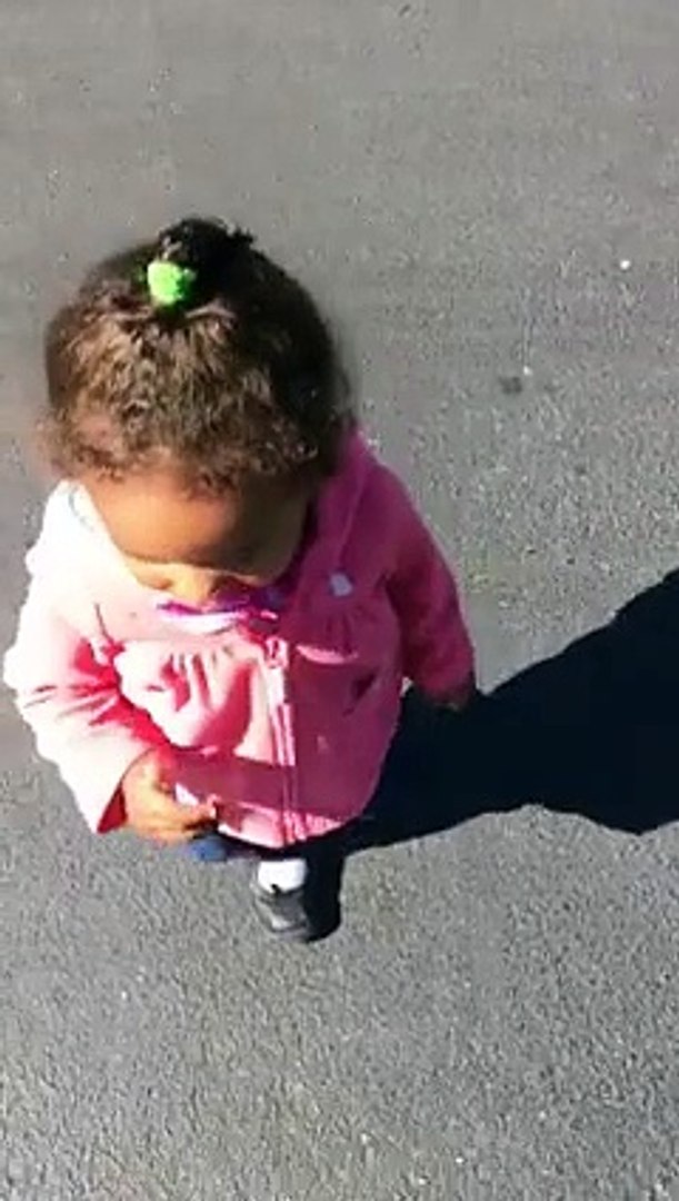 Cette petite fille est terrifiée par son ombre ! - Vidéo Dailymotion