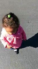 Cette petite fille est terrifiée par son ombre !