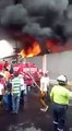 Con cubetas vecinos y bomberos tratan de controlar incendio en #Ecatepec