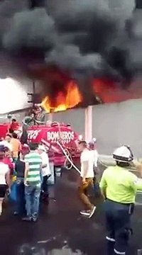 Con cubetas vecinos y bomberos tratan de controlar incendio en #Ecatepec
