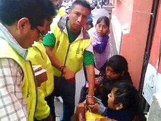Inspectores hacen llorar a estas humildes trabajadoras tratando de quitar su mercancía