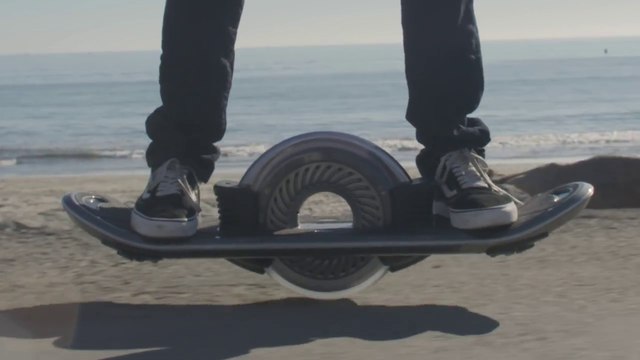 Un hoverboard hybride entre skateboard et gyropode