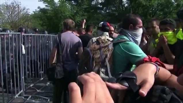 Scènes de tension entre la police hongroise et des migrants à la frontière serbe