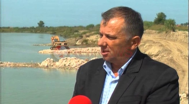 Fier, Rehabilitohen zonat e prekura nga përmbytja, forcohen argjinaturat e Vjosës- Ora News
