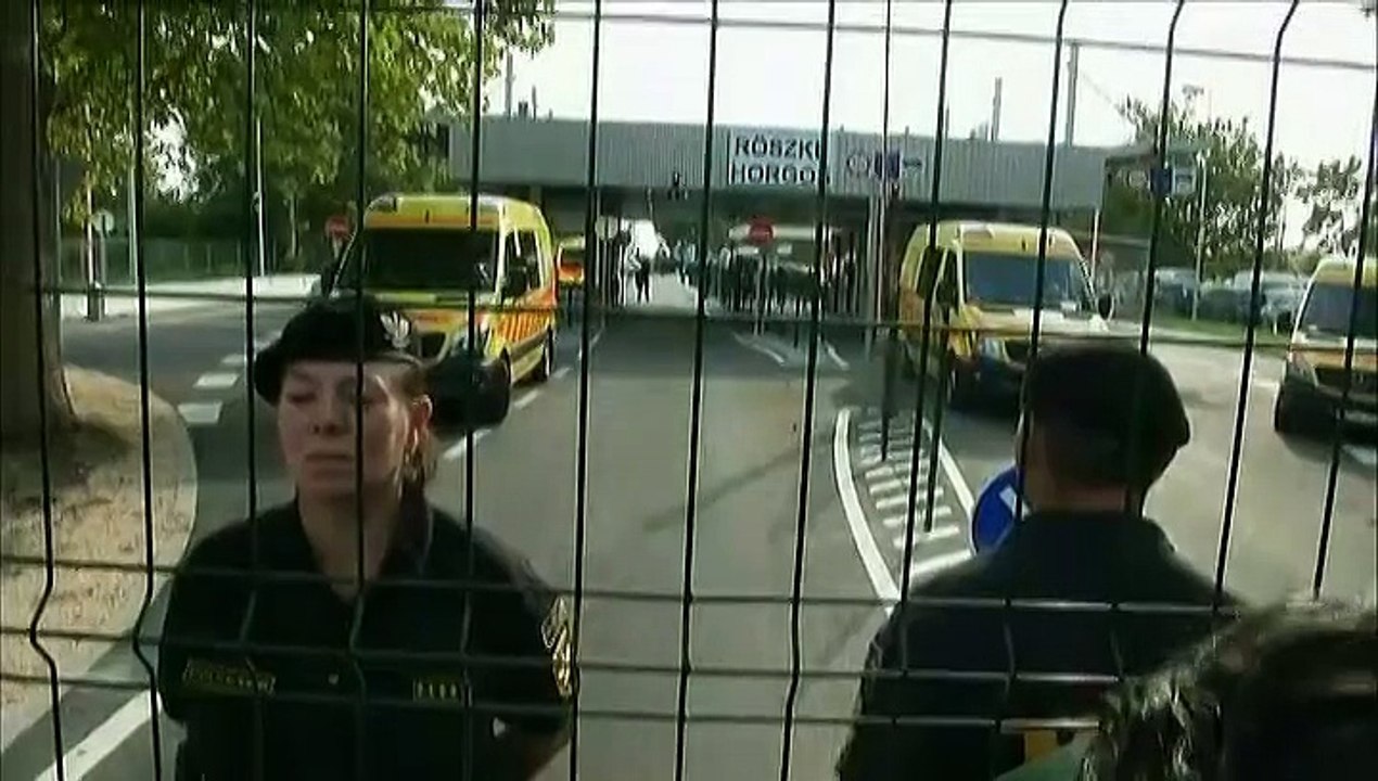 Hongrie : canons à eau et des gaz lacrymogènes au poste-frontière de Roszke-Horgos, face à la Serbie