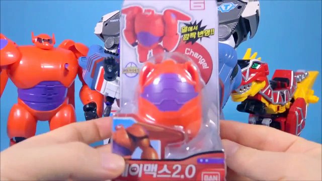 Gros encore un Big Hero 6 de l'Aéroport de Reno, Bonjour la voiture robot ou robot pororo Thaïlandais. Big Hero 6 de Projection œufs et jouets