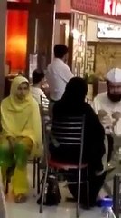 Tải video: دیکھئے اس مولوی نے اپنی فیملی کے ساتھ کھانا کھاتے وقت اپنی نوکرانی کے ساتھ کیا کیا ؟؟