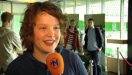 Iedereen wil op de foto met de beker - RTV Noord