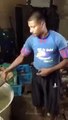 مکہ مکرمہ میں بنگالی نے کتوں کا گوشت پکاتے اور ہوٹل لے کر سادها گوشت کے نام پے بیجتا .انہیں جب پکڑا تو سزا دی ویڈیو دیکھ