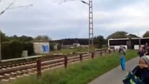 Train entre en collision avec un autobus scolaire - chauffeur de bus sauve 60 enfants en Allemagne