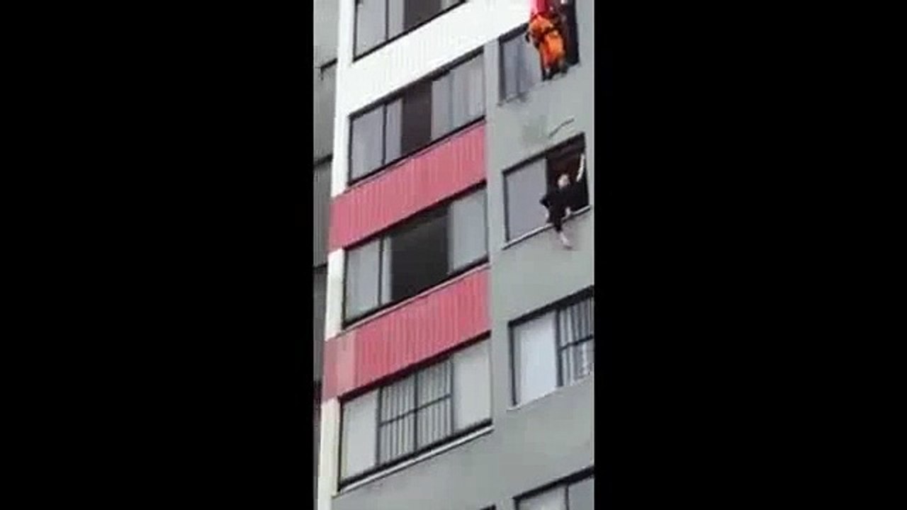 A Fireman Save Woman To Commit Suicide