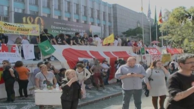 Manifestantes impedem entrada de deputados na Assembleia Legislativa