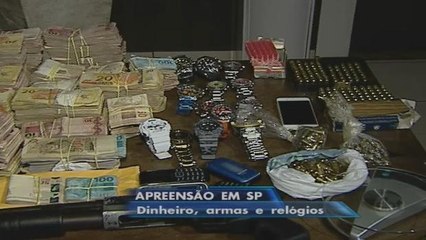 Polícia apreende armas e relógios importados dentro de apartamento