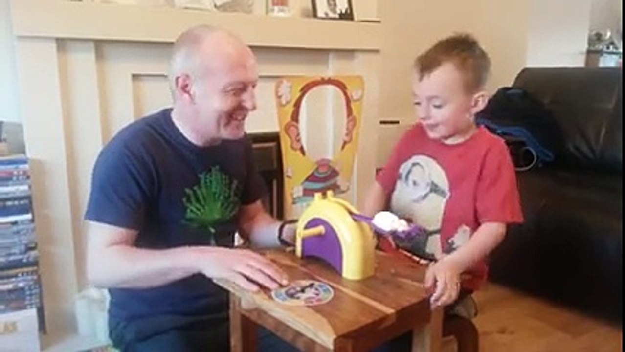 Pai e filho experimentando um brinquedo bem zueiro