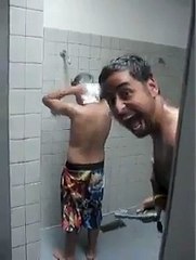 O cara trollando o amigo com o shampoo para parecer eterno