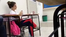 Essa menina assoando o nariz que é uma beleza em sala de aula e revidou com dedo pra câmera