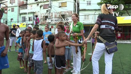 Niños de favela de Rio descubren el tiro al arco