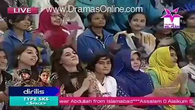 دیکھئے پاکستانی کرکٹر احمد شہزاد پر عاشق لڑکی کس طرح روتی دھوتی ہوئی لائیو شو میں پہنچ گئی اور پھر احمد شہزاد نے اس کے ساتھ کیا کیا، خصوصی ویڈیو۔