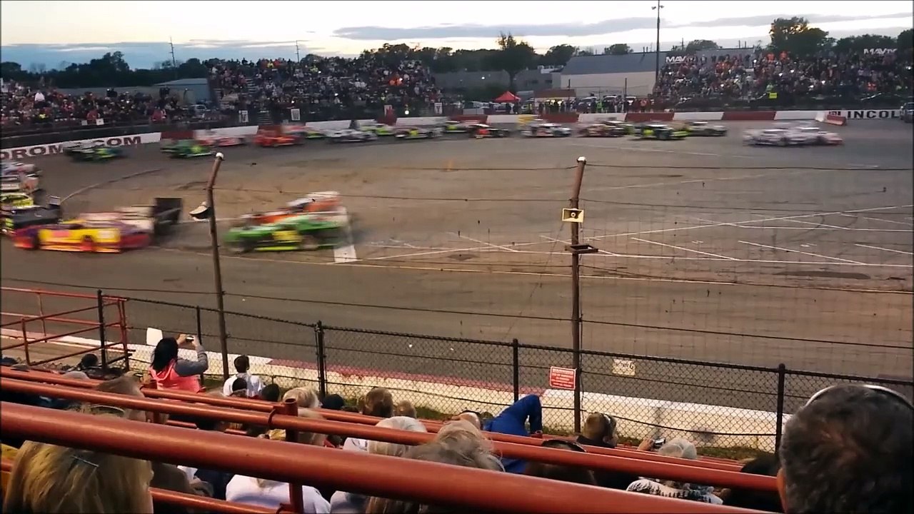 Course de voitures la plus dangereuse au monde - "Enduro Figure 8" dans la quelle les pilotes se croisent à pleine vitesse